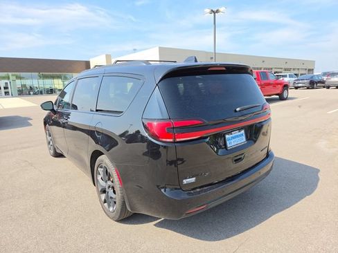 Used 2025 Chrysler Pacifica Limited FWD image 8