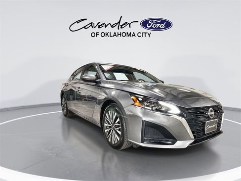 Used 2024 Nissan Altima 2.5 SV w/ SV Premium Package image 2