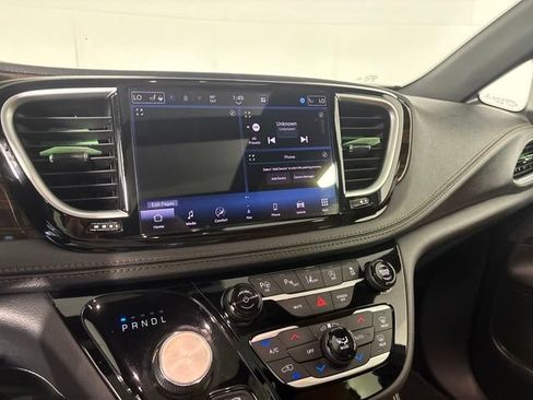 Used 2021 Chrysler Pacifica Pinnacle AWD/4WD image 17