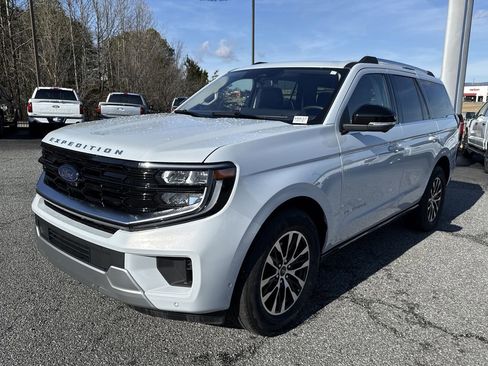 Used 2025 Ford Expedition Platinum image 3