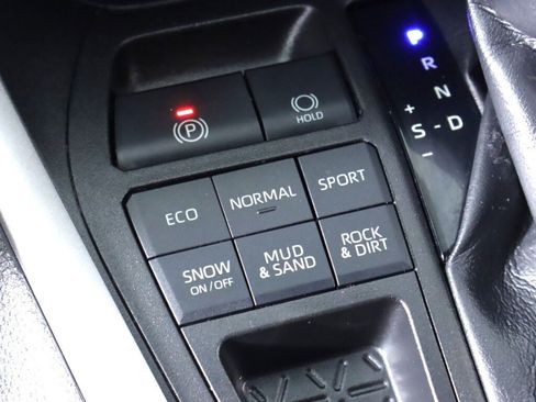 Used 2021 Toyota RAV4 LE image 24