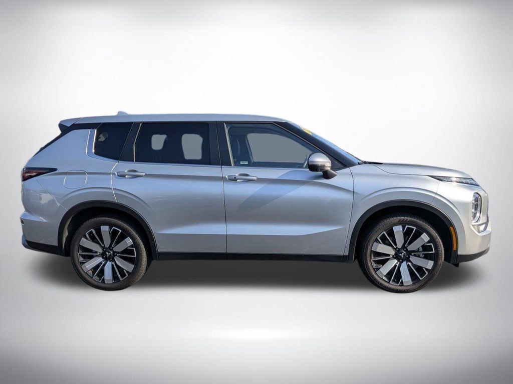 Used 2025 Mitsubishi Outlander SE FWD image 3