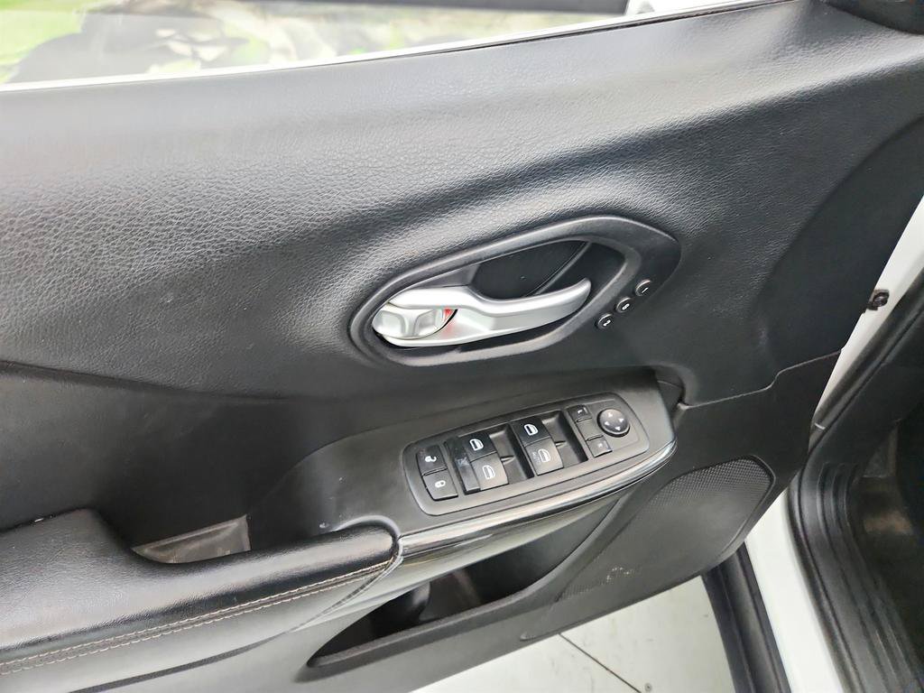 Used 2014 Jeep Cherokee Limited w/ Technology Group FWD image 22