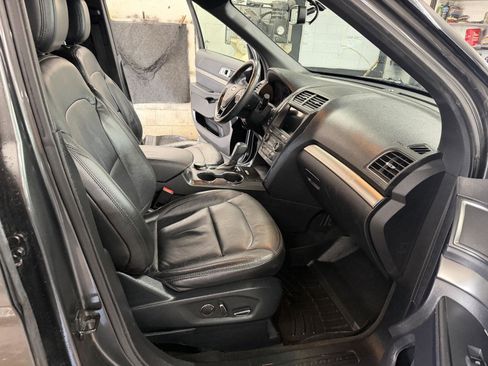 Used 2018 Ford Explorer XLT w/ Equipment Group 202A AWD/4WD image 29