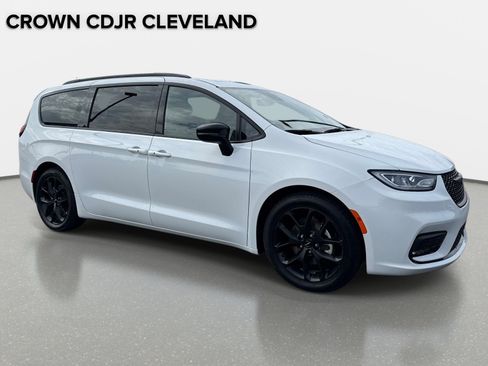 Used 2025 Chrysler Pacifica Limited FWD image 2