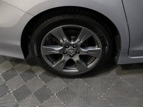 Used 2018 Toyota Sienna SE image 24