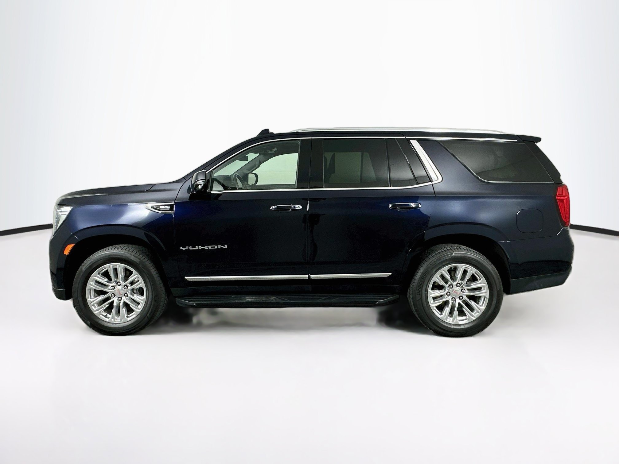 Used 2021 GMC Yukon SLT w/ SLT Luxury Plus Package AWD/4WD image 4