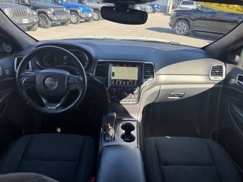 Used 2018 Jeep Grand Cherokee Laredo image 3