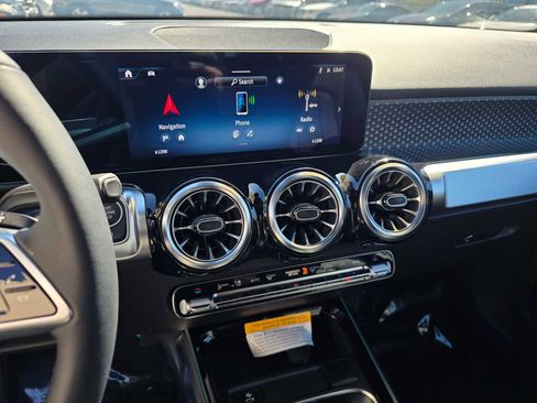 New 2025 Mercedes-Benz GLB 250 4MATIC image 30