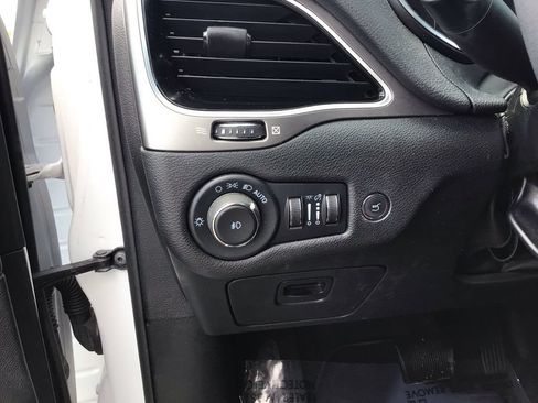 Used 2022 Jeep Cherokee Limited AWD/4WD image 17