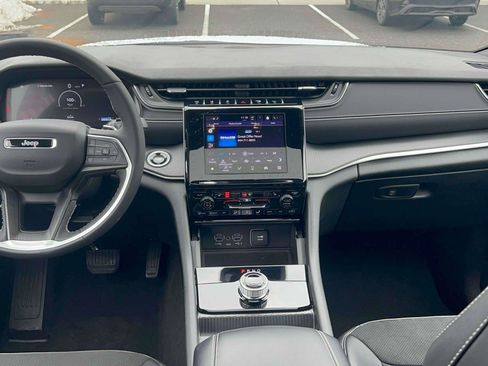 Used 2025 Jeep Grand Cherokee Altitude image 31