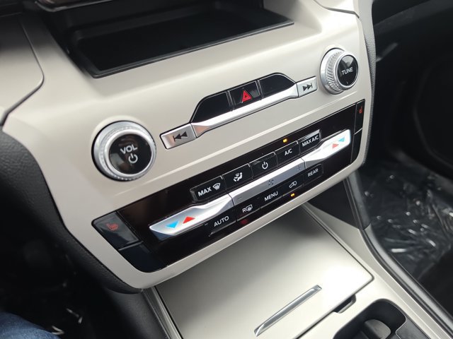 Certified 2024 Ford Explorer XLT RWD image 28