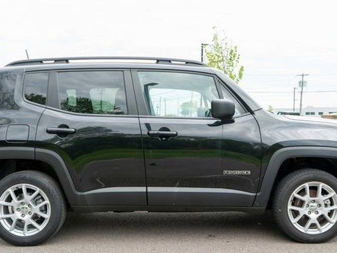 Used 2023 Jeep Renegade Latitude w/ Premium Group AWD/4WD image 5