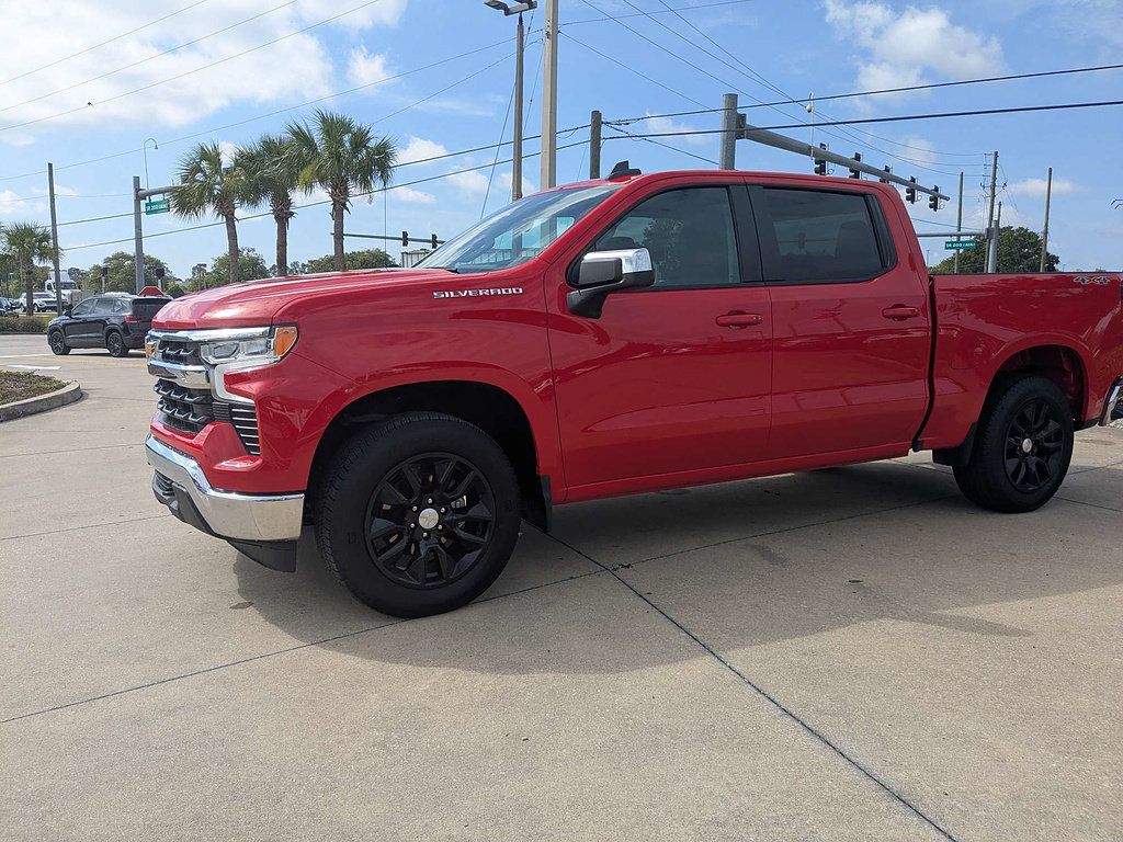 Used 2024 Chevrolet Silverado 1500 LT AWD/4WD image 7
