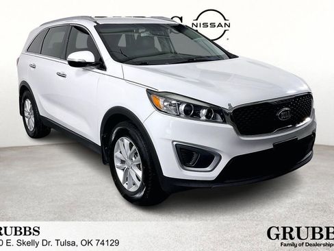 Used 2017 Kia Sorento LX w/ LX Convenience Package image 1