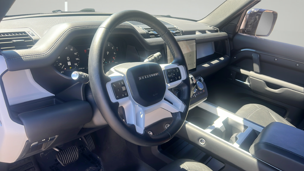 Used 2025 Land Rover Defender 130 X-Dynamic SE AWD/4WD image 4