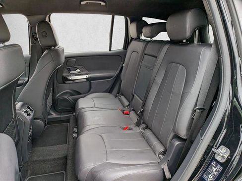 Used 2025 Mercedes-Benz GLB 250 4MATIC image 17