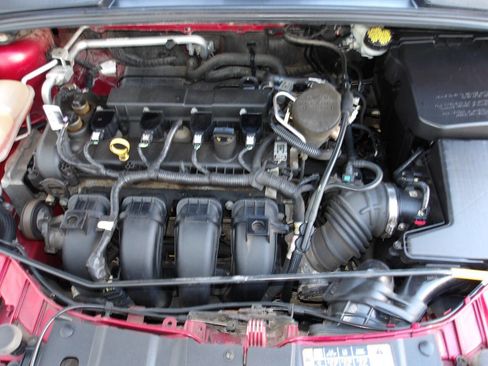 Used 2015 Ford Focus SE w/ SE Sport Package image 24