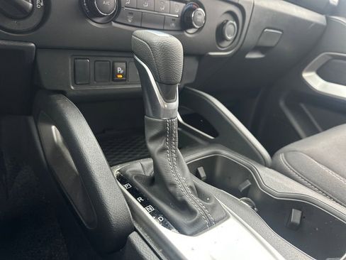 Used 2025 Nissan Frontier SV image 18