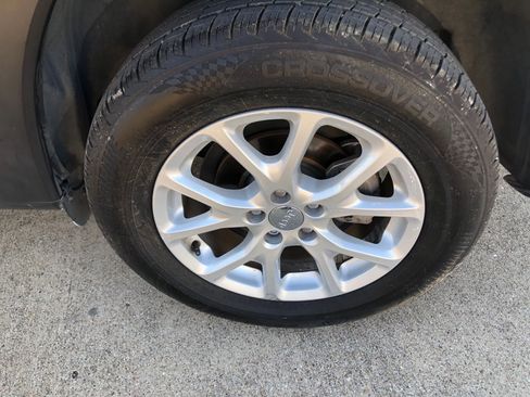 Used 2017 Jeep Cherokee Latitude w/ Safety/Convenience Group image 9