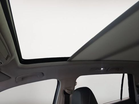 Used 2021 Volkswagen Tiguan SE w/ Panoramic Sunroof Package FWD image 27