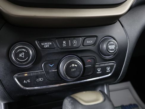 Used 2015 Jeep Cherokee Latitude w/ Cold Weather Group AWD/4WD image 36