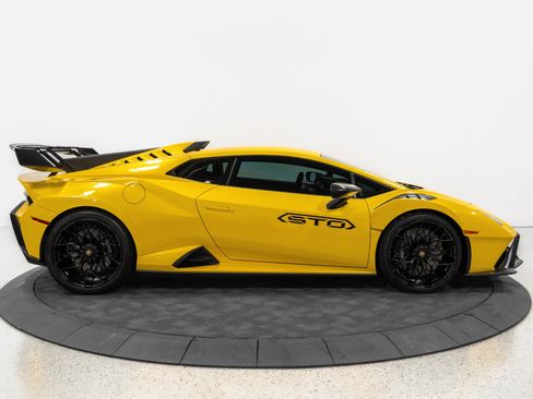 Used 2022 Lamborghini Huracan STO RWD image 11