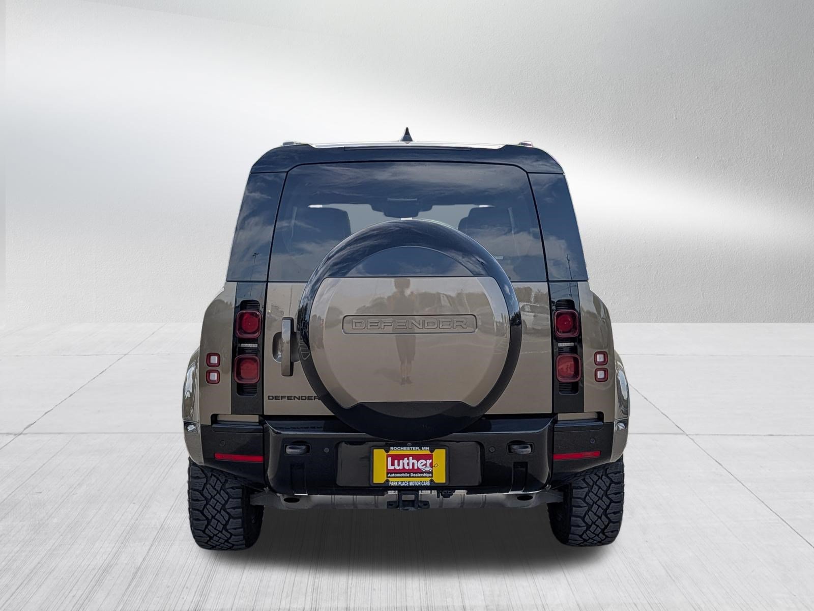Used 2024 Land Rover Defender 110 X-Dynamic SE AWD/4WD image 6