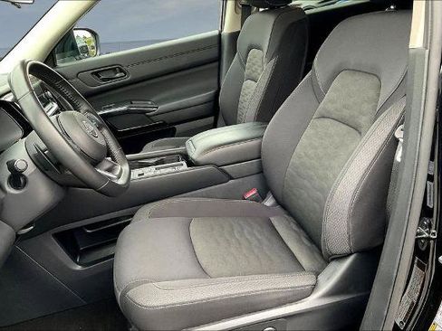 Used 2025 Nissan Pathfinder SV FWD image 21