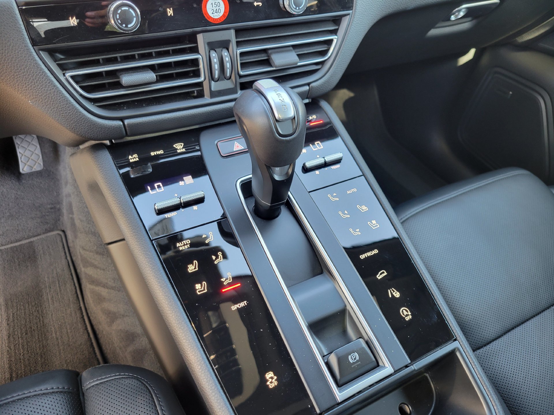 Used 2026 Porsche Macan AWD/4WD image 21