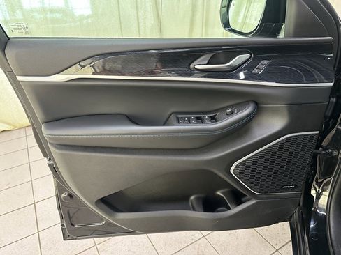 Used 2023 Jeep Grand Cherokee Trailhawk image 33