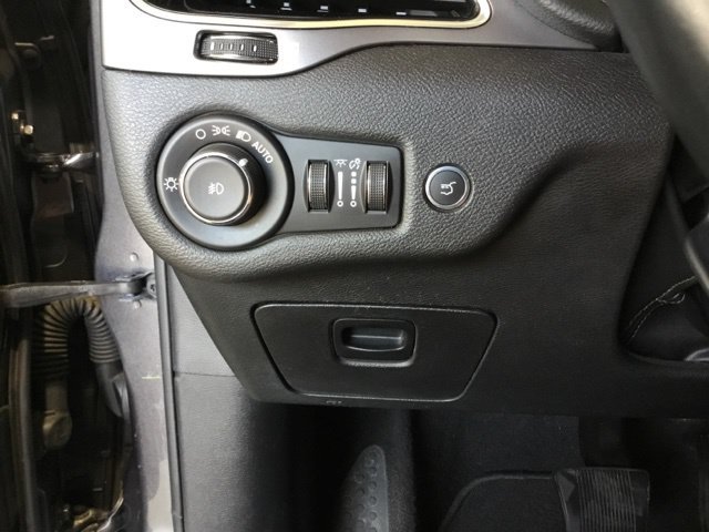 Used 2019 Jeep Cherokee Limited AWD/4WD image 38