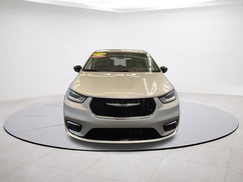 Certified 2024 Chrysler Pacifica Limited FWD image 2