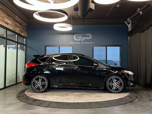 Used 2016 Ford Focus ST image 2