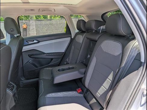 Certified 2024 Volkswagen Taos SE w/ Panoramic Sunroof Package image 23