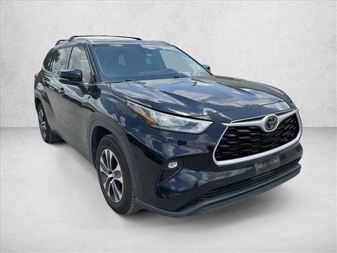 Used 2020 Toyota Highlander XLE FWD image 12