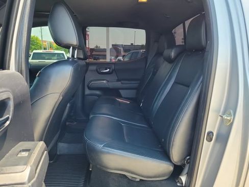 Used 2019 Toyota Tacoma TRD Sport w/ TRD Premium Sport Package AWD/4WD image 11