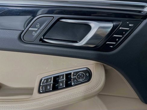 Used 2025 Porsche Macan image 11