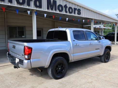 Used 2020 Toyota Tacoma SR5 w/ Technology Package AWD/4WD image 3