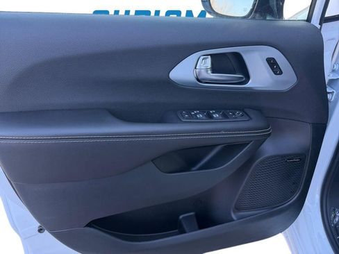 New 2026 Chrysler Pacifica Limited w/ Uconnect Theater Family Group image 33