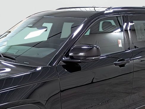 New 2025 Jeep Grand Cherokee Altitude image 8