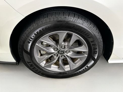 Used 2021 Toyota Sienna XLE w/ XLE Plus Package image 11