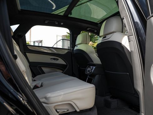 Used 2025 Bentley Bentayga V8 image 19