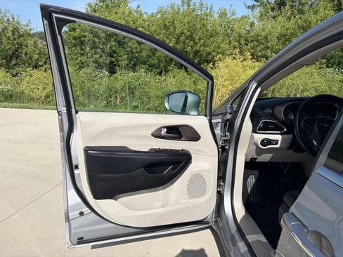 Used 2019 Chrysler Pacifica Touring-L FWD image 9