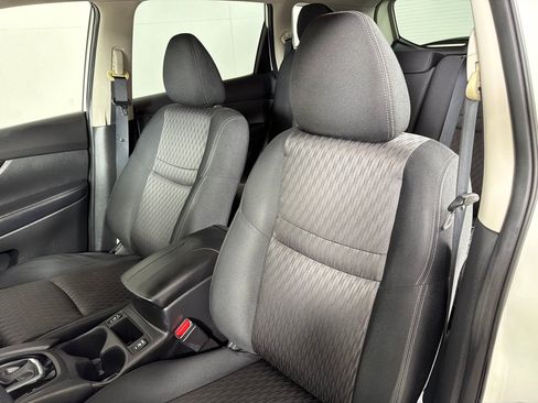 Used 2018 Nissan Rogue SV w/ Premium Package FWD image 9