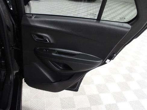 Used 2022 Chevrolet Trax LT w/ LT Convenience Package image 27