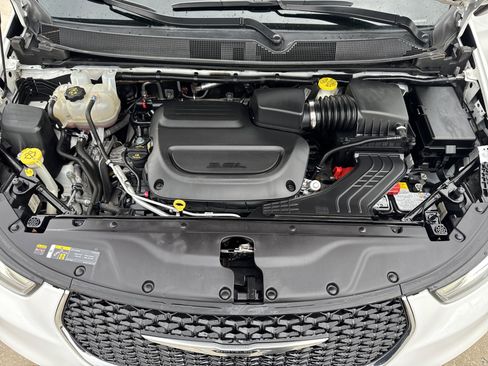Used 2024 Chrysler Pacifica Touring-L image 38