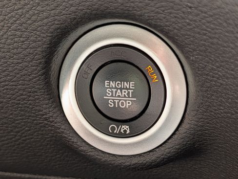 Used 2024 Chrysler Pacifica Limited FWD image 28