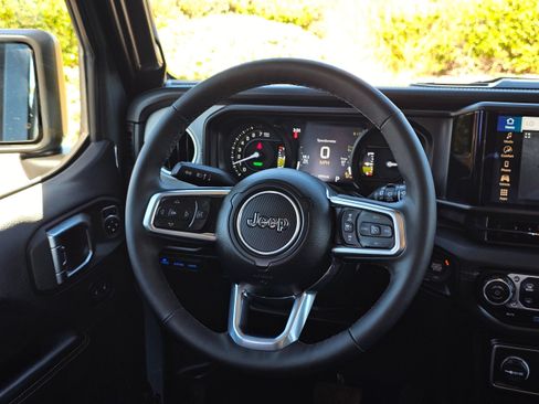 Used 2025 Jeep Wrangler Unlimited Sahara AWD/4WD image 26