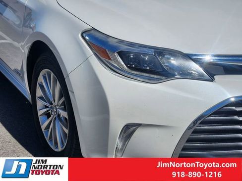 Used 2018 Toyota Avalon Limited image 10